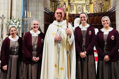 El obispo Arturo Ros, de Santander, con la Madre Adela y las 3 Siervas de los corazones que sirven ya en su catedral