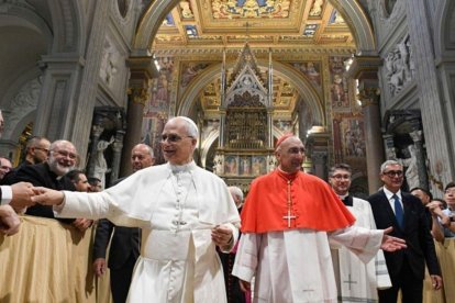 León XIV abandona la basílica de San Juan de Letrán acompañado del cardenal Baldassare Reina, vicario general de la diócesis de Roma.