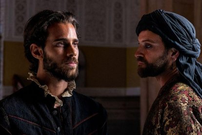 Miguel de Cervantes (Julio Peña) y Hasán Bajá (Alessandro Borghi), en 'El cautivo' (2025) de Alejandro Amenábar.