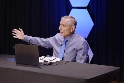 James M Tour, durante una de las grabaciones de su podcast en YouTube.