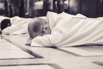 Uno de los momentos más impresionantes de la ordenación sacerdotal, signo de la humildad ante Dios y ante la Iglesia que destruye el clericalismo.