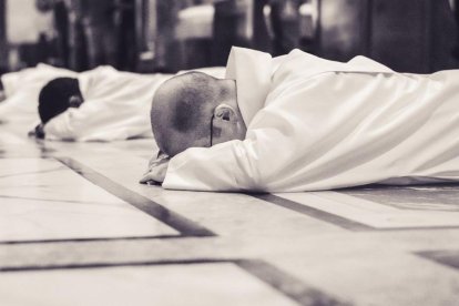 Uno de los momentos más impresionantes de la ordenación sacerdotal, signo de la humildad ante Dios y ante la Iglesia que destruye el clericalismo.