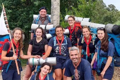 Abraham Cruz, de gris con pañoleta y alzacuellos, acompaña a un grupo de Guías de Europa en febrero de 2024