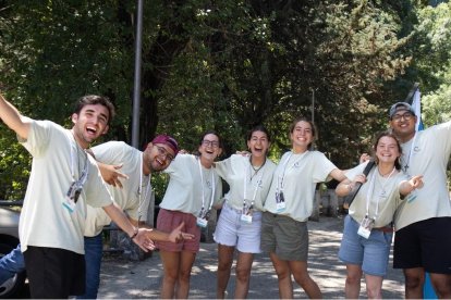 Catequistas y monitores de LifeTeen en el campamento de verano de 2025; usan  materiales de diseño profesional