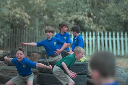 Los alumnos de Western Academy hacen deporte, inventan juegos y no dudan en guerrear con palos: el centro lo fomenta y permite, su línea roja es buscar el bien y la verdad... y hacerlo sin pantallas.
