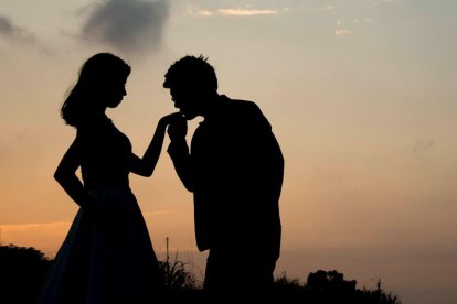 Los padres de hoy no pueden dejar a sus hijos solos en la batalla dura y violenta sobre la sexualidad.