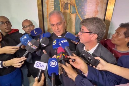 Armelim de Sousa, vicario general de la archidiócesis de Caracas, durante una comparecencia ante la prensa para informar de la suspensión de la misa.