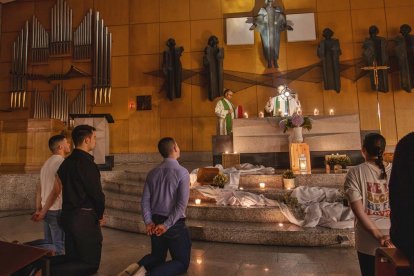 La gran paradoja: jóvenes no católicos llegan a parroquias sólidas a través de internet mientras jóvenes católicos abandonan sus parroquias aguadas.