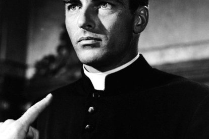 Montgomery Clift es el injustamente acusado padre Logan en 'Yo confieso' (1953) de Alfred Hitchcock.