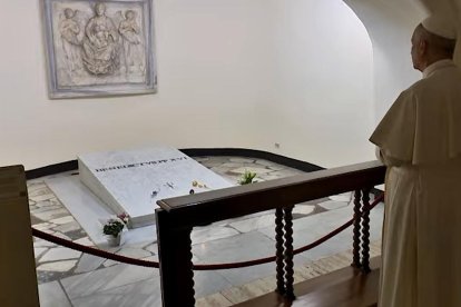 León XIV, ante la tumba de Benedicto XVI.