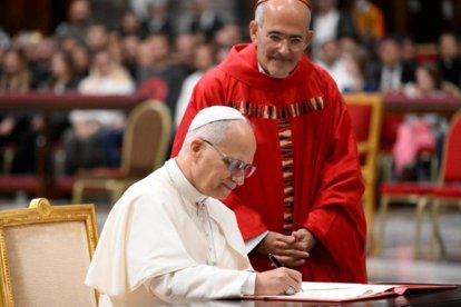 León XIV firma ante el cardenal José Tolentino de Mendonça, prefecto del Dicasterio para la Cultura y la Educación, la carta apostólica 'Diseñar nuevos mapas de esperanza'.