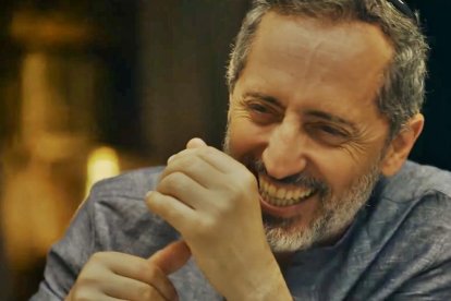 Gad Elmaleh, en 'Reste un peu', la película donde cuenta su propia conversión al catolicismo.