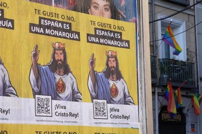 ¿Por qué España ha aparecido llena de carteles con la inscripción "¡Viva Cristo Rey!"? Los responsables de la iniciativa cuentan a Religión en Libertad el futuro y planes de "Rescoldo".