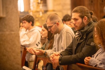 Cuando la Iglesia ofrece algo diferente al mundo, como la oración y la adoración, atrae. Cuando se mundaniza, las iglesias se vacían.