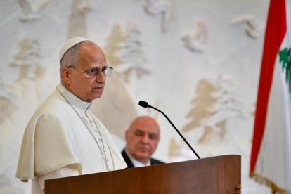 León XIV se dirige a las autoridades libanesas en su primer día de estancia en el país, ante la mirada del presidente Joseph Aoun.