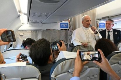 León XIV se dirige a los periodistas en el avión que le trasladaba desde Turquía hasta el Líbano.