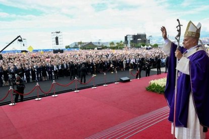 León XIV saluda a los asistentes a la multitudinaria misa en Beirut, último acto de su viaje apostólico a Turquía y el Líbano.