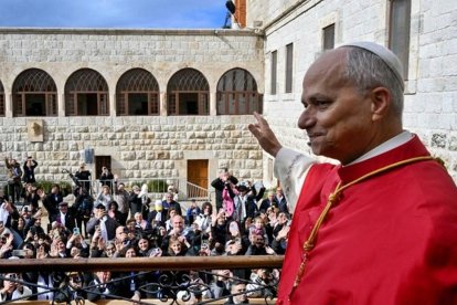 León XIV bendice a los fieles congregados ante la tumba de San Charbel, cuya devoción en todo el mundo recibe un fuerte impulso tras esta visita apostólica al Líbano.