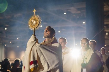 Instante de la adoración al Santísimo del evento SEEK, organizado por FOCUS este 2025 en Estados Unidos, donde acuden miles de jóvenes católicos de cosmovisión conservadora.