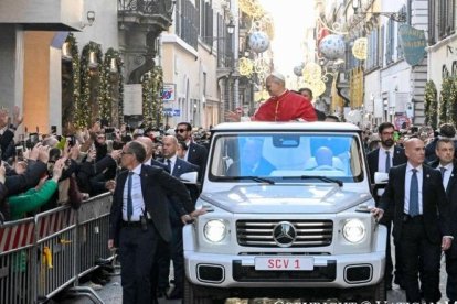 Cuando el Santo Padre León XIV llegó a la Plaza de España, el coro y la asamblea entonaron un himno mariano titulado 