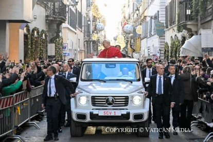 Cuando el Santo Padre León XIV llegó a la Plaza de España, el coro y la asamblea entonaron un himno mariano titulado "Te levantas más hermosa que el alba".