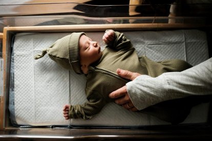 Un bebé muy pequeño, con gorrito, en una caja... inspira siempre ternura y deseo de protección