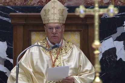 El cardenal Gerhard Müller, durante la homilía en la que describió el servicio intelectual y magisterial prestado por Joseph Ratzinger a la Iglesia.