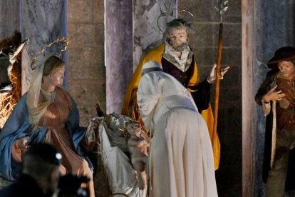 León XIV adora al Niño en el belén instalado en la Plaza de San Pedro.