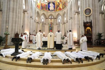 Once sacerdotes siendo ordenados en la catedral de la Almudena de Madrid.