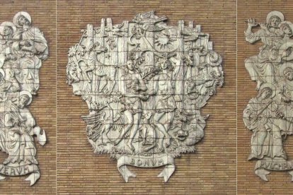 Representaciones de Verum, Bonum y Pulchrum, obra de 1938 de la escultora Suzanne Nijs para la fachada de los antiguos estudios de la cadena KRO en Hilversum (Países Bajos).