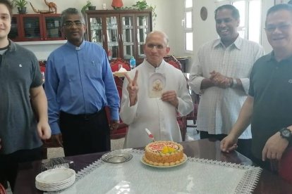 En el centro de la imagen, el padre Dominic Santamaría, de origen indio, toda una institución en el Golfo Pérsico.