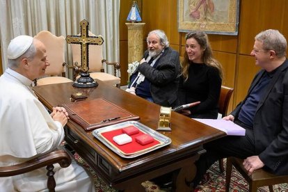 León XIV recibe, de izquierda a derecha en la foto, a Martin Brüske, Franziska Harter y Bernhard Meuser.