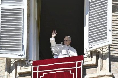El Papa saluda a los fieles durante el rezo del Ángelus este domingo en la Plaza de San Pedro.