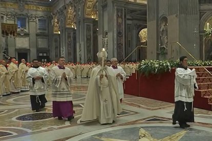 El Papa llega con la candela hasta el altar de al basílica de San Pedro donde presidió la misa de la Presentación del Señor.