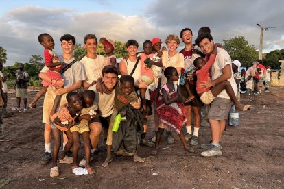"Hemos construido un comedor escolar y un mercado, y hemos renovado un colegio", comenta el director.