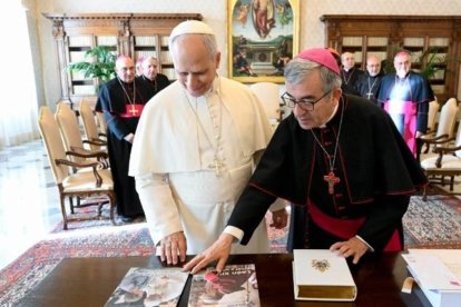 León XIV con el presidente de la Conferencia Episcopal Española, Luis Argüello, durante su encuentro del 17 de noviembre.