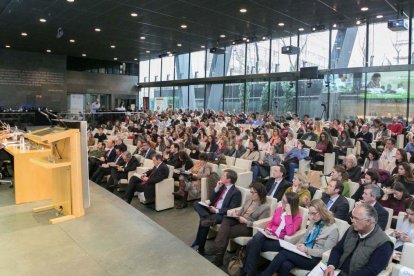 Imagen de archivo de un auditorio lleno durante una conferencia educativa similar a las que acogerá el Congreso de Familias y Docentes Católicos.
