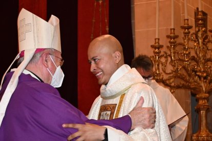 El nuevo sacerdote Andrés David Forero junto al obispo de Mallorca, Sebastià Taltavull, durante su ordenación sacerdotal.