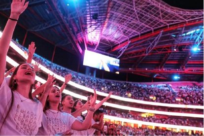 Jóvenes cantan alabanzas en The Change 2023 en el estadio del Benfica en Lisboa; por sus camisetas podrían ser del movimiento católico El Shadday