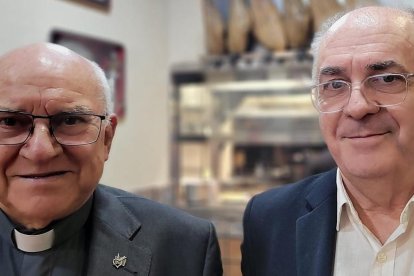 El P. Ángel Camino, agustino y vicario episcopal de Madrid, junto al autor de esta entrevista durante una comida-coloquio fraterna en Madrid.