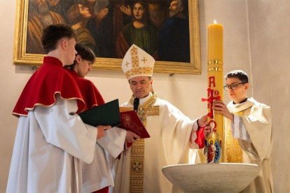 El obispo Jourdan, único obispo en Estonia, en la Vigilia Pascual de 2026 bendice el cirio pascual y la pila bautismal