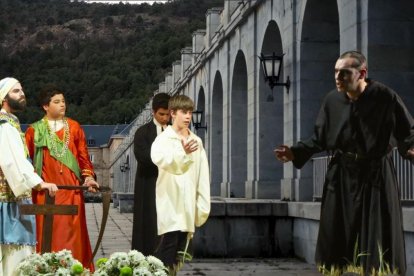 Algunos integrantes de la Escolanía del Valle de los Caídos, durante la interpretación del auto sacramental 