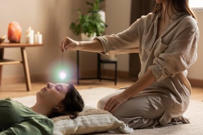 Creado por Mikao Usui a principios del siglo XX, el reiki sostiene la existencia de una fuerza vital universal que puede canalizarse con las manos, se lee en el artículo.