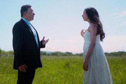 Escena onírica en la película Día Ocho, la joven Yira ha llegado a una conexión peculiar con Emiliano Tardif, ya fallecido