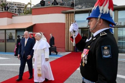 León XIV en marzo de 2026 con el Príncipe Alberto de Mónaco, seis meses antes de su viaje a París