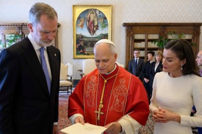 Sus Majestades los Reyes conversan con Su Santidad el Papa León XIV.