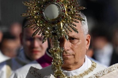 León XIV con la custodia en su primer Corpus Christi como Papa, en las calles de Roma en junio de 2025