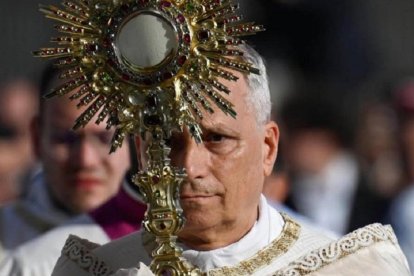 León XIV con la custodia en su primer Corpus Christi como Papa, en las calles de Roma en junio de 2025
