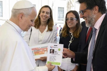 Rafael Rubio, de Comunicación de la visita papal a España, entrega su acreditación a León XIV tras la audiencia del miércoles