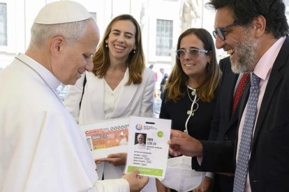 Rafael Rubio, de Comunicación de la visita papal a España, entrega su acreditación a León XIV tras la audiencia del miércoles